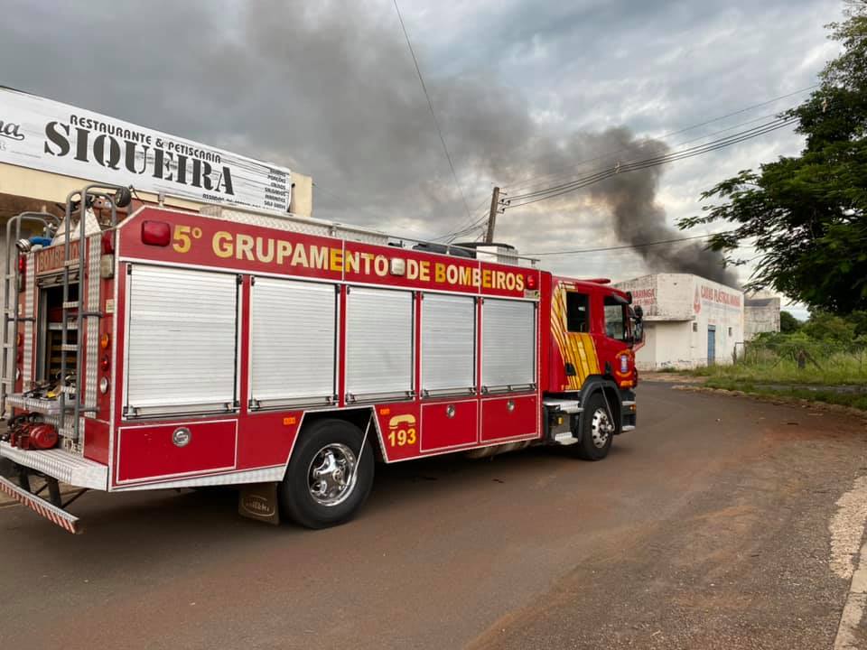 Incêndio de grandes proporções destrói empresa de oxigênio em Maringá