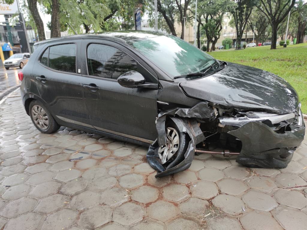 Homem embriagado causa acidente e acaba preso em Maringá