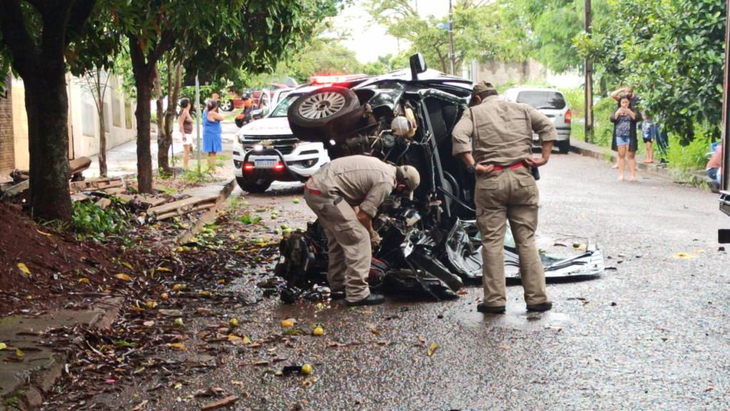 Motorista de aplicativo escapa da morte em acidente impressionante em Maringá