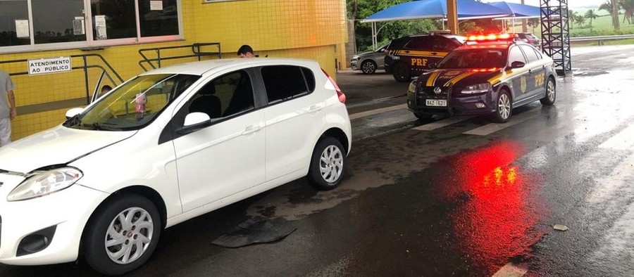 Carro com mais de 250 multas é apreendido pela PRF de Mandaguari