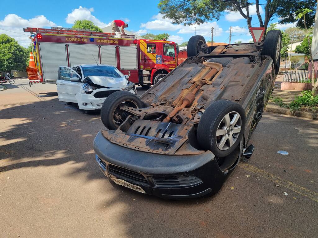 Motorista invade preferencial e causa acidente na zona 5 em Maringá