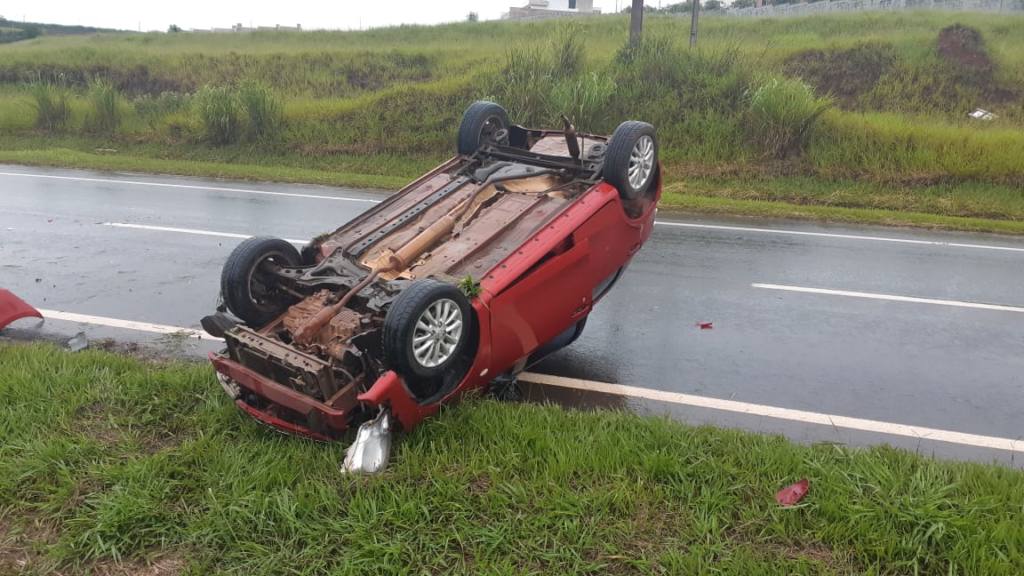 Dois veículos capotam na rodovia de Mandaguaçu deixando pessoas feridas