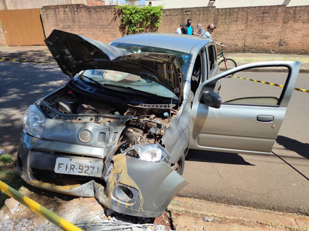 Mulher fica ferida após bater carro em poste