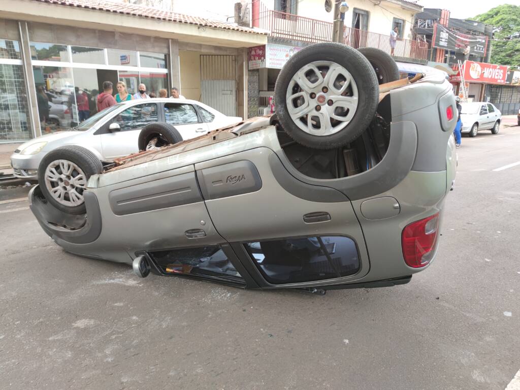 Mulher é socorrida após capotar veículo na Avenida Tuiuti em Maringá