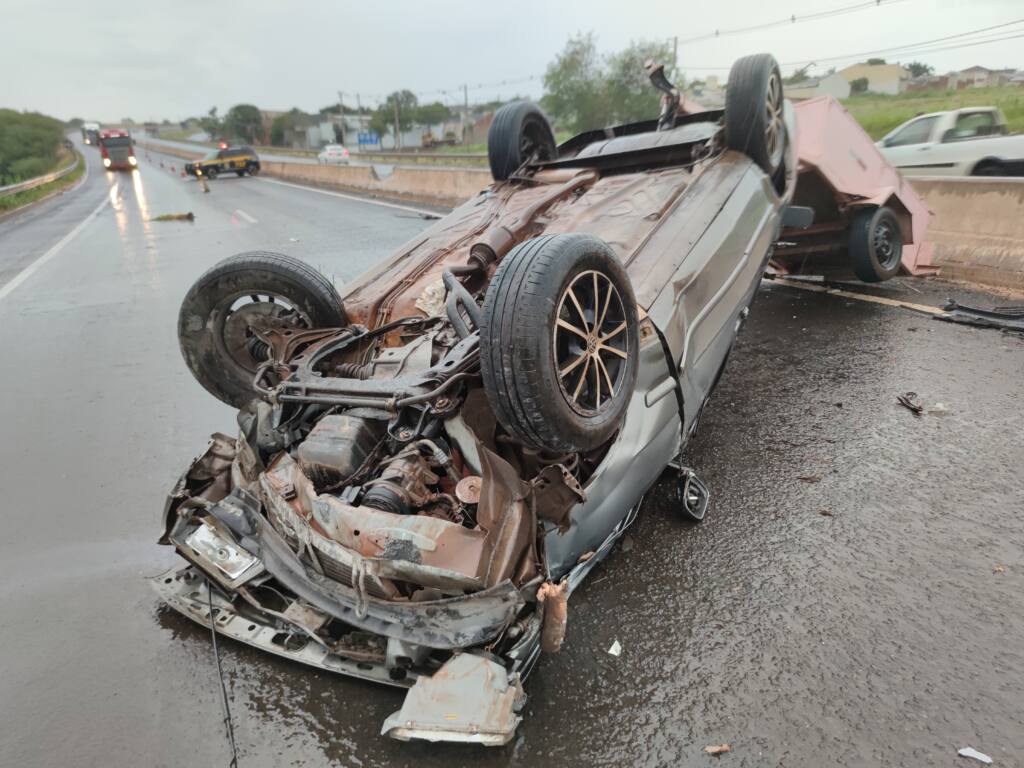 Carro capota na rodovia BR-376 do Contorno Norte de Maringá