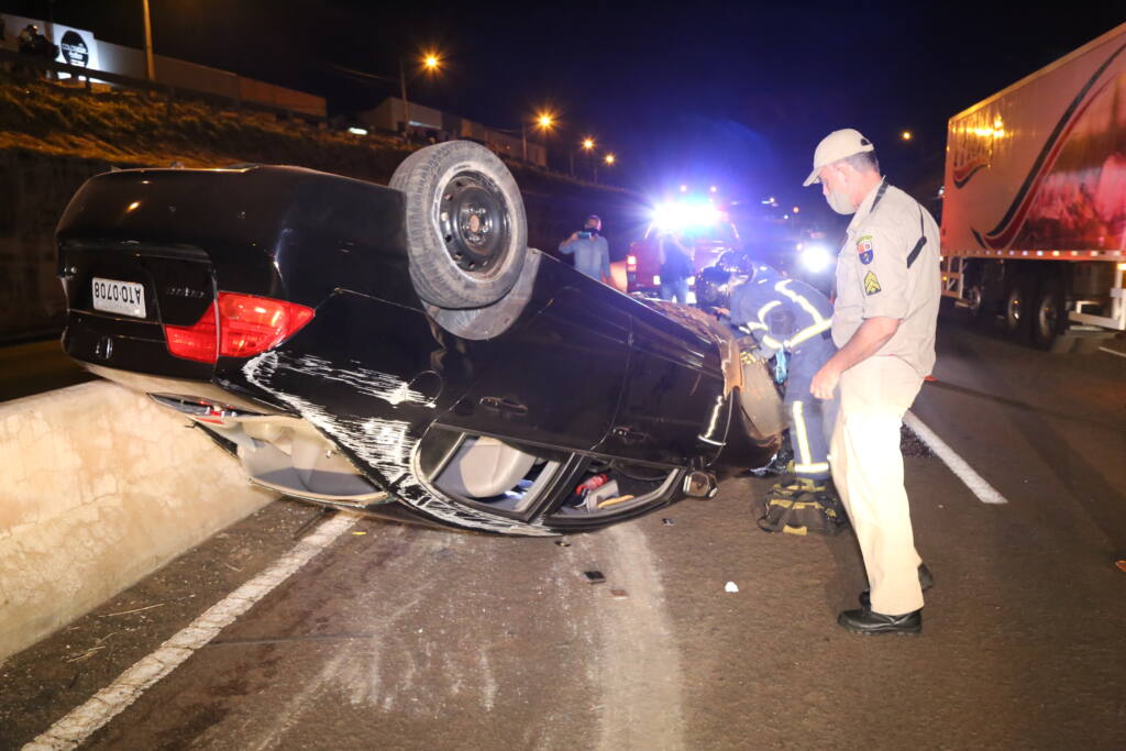 Motorista capota automóvel no Contorno Norte em Maringá