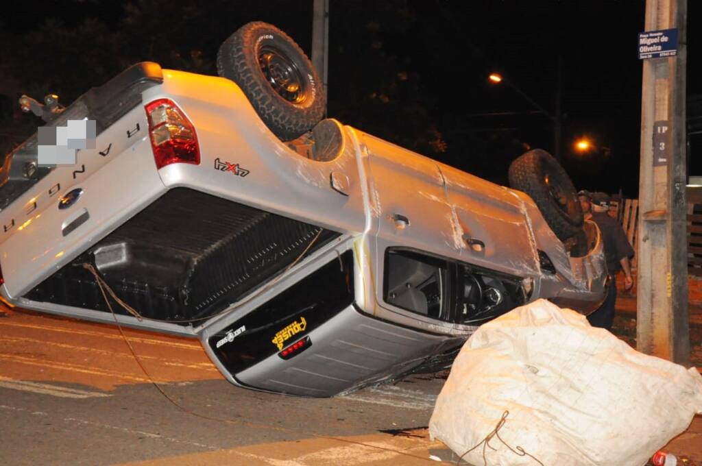 Camionete bate em carro parado e depois capota no Conjunto Requião