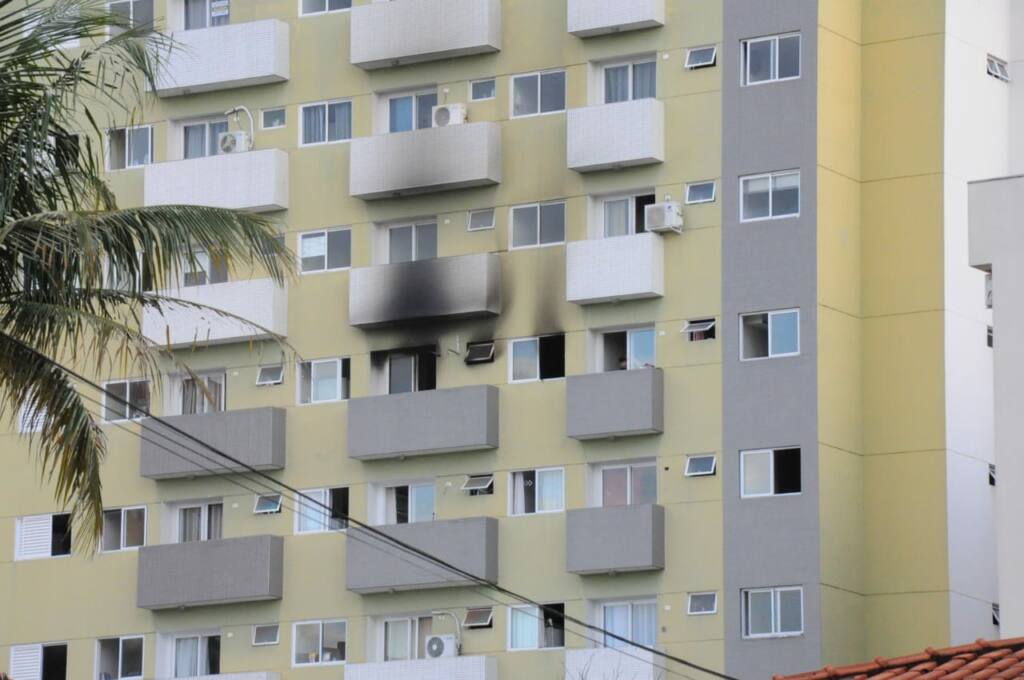 Briga de casal termina com mulher ferida e apartamento incendiado