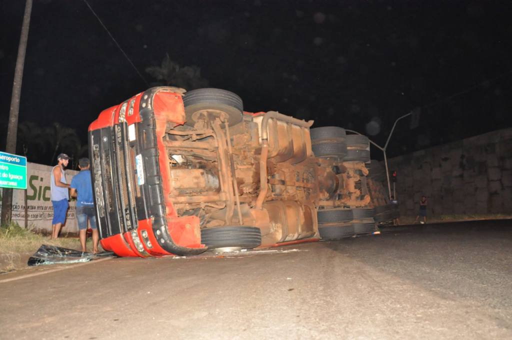 Carreta Scania do Paraguai tomba na cidade de Maringá