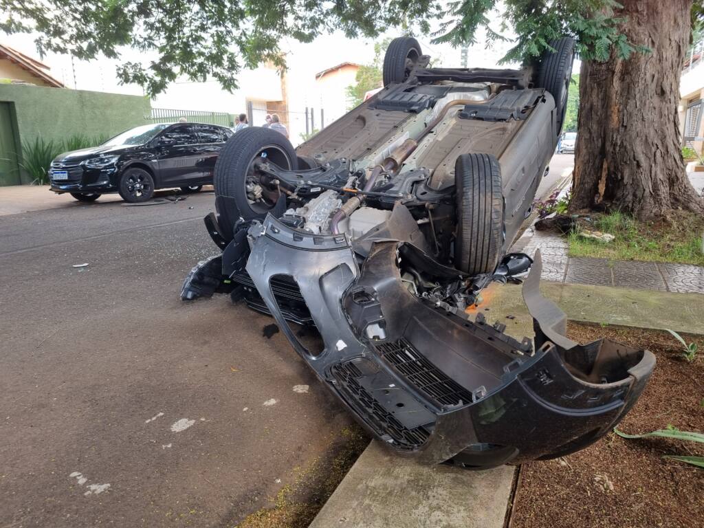 Motorista capota veículo após colidir em carro parado na zona 2