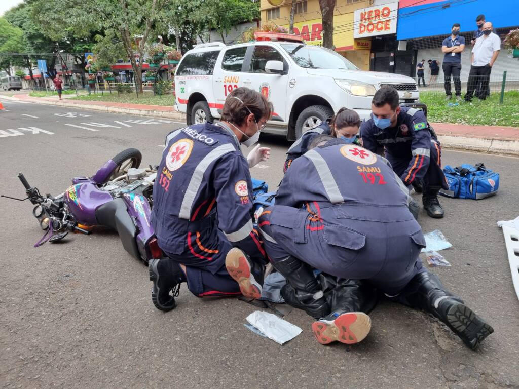 Motoboy fica ferido ao bater de frente com outra moto na Avenida Brasil