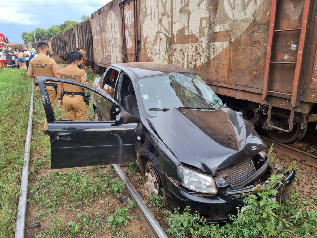 Carro é atingido por trem na cidade de Sarandi