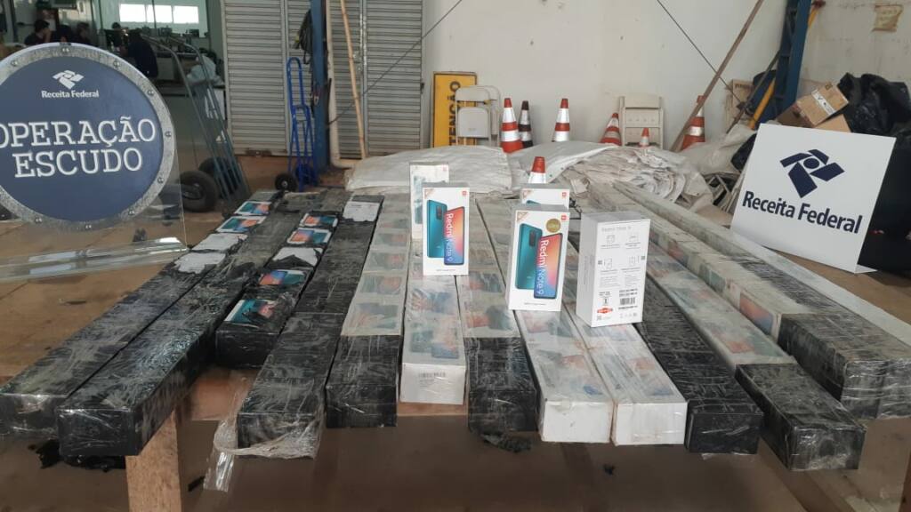 Polícia Rodoviária de Floresta apreende mais de 200 celulares em camionete