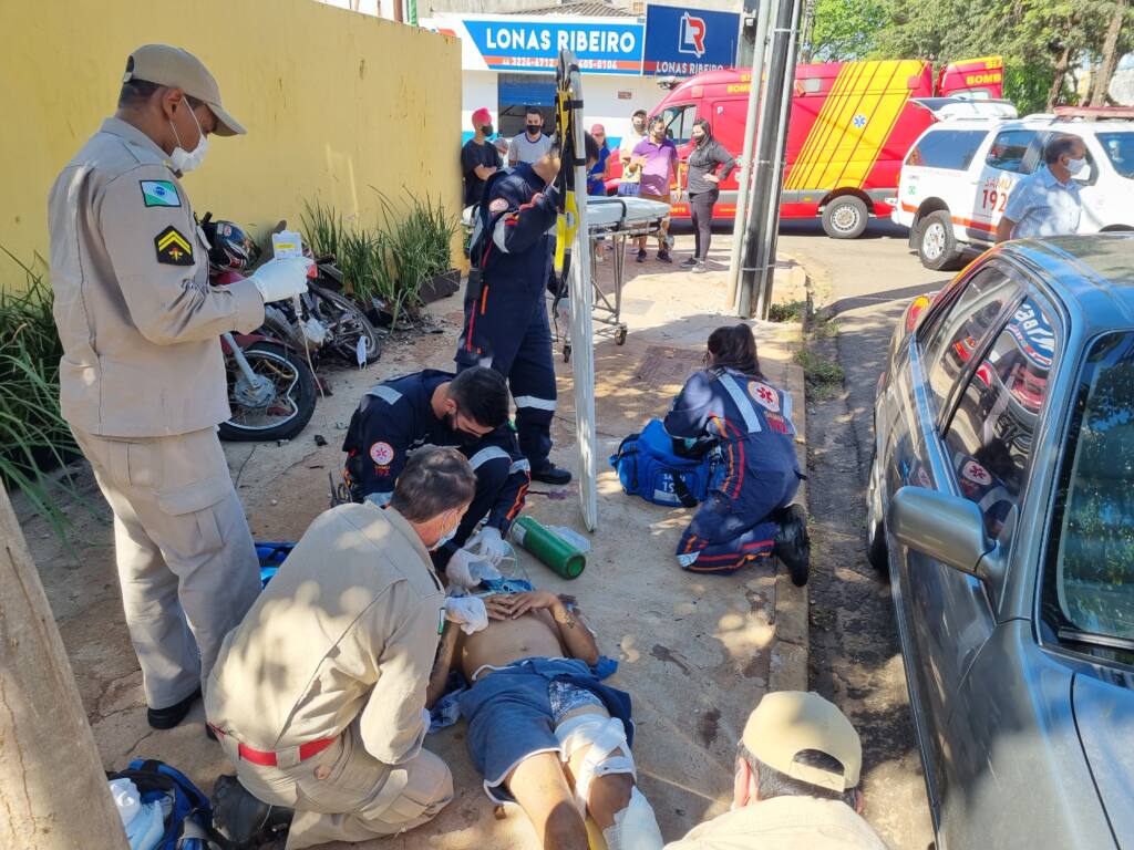 Motociclista fica em estado grave bate em poste na zona 6