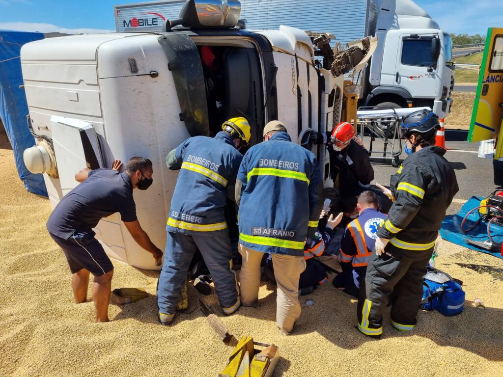 Homem de 34 anos sofre fratura gravíssima em perna durante acidente na 376