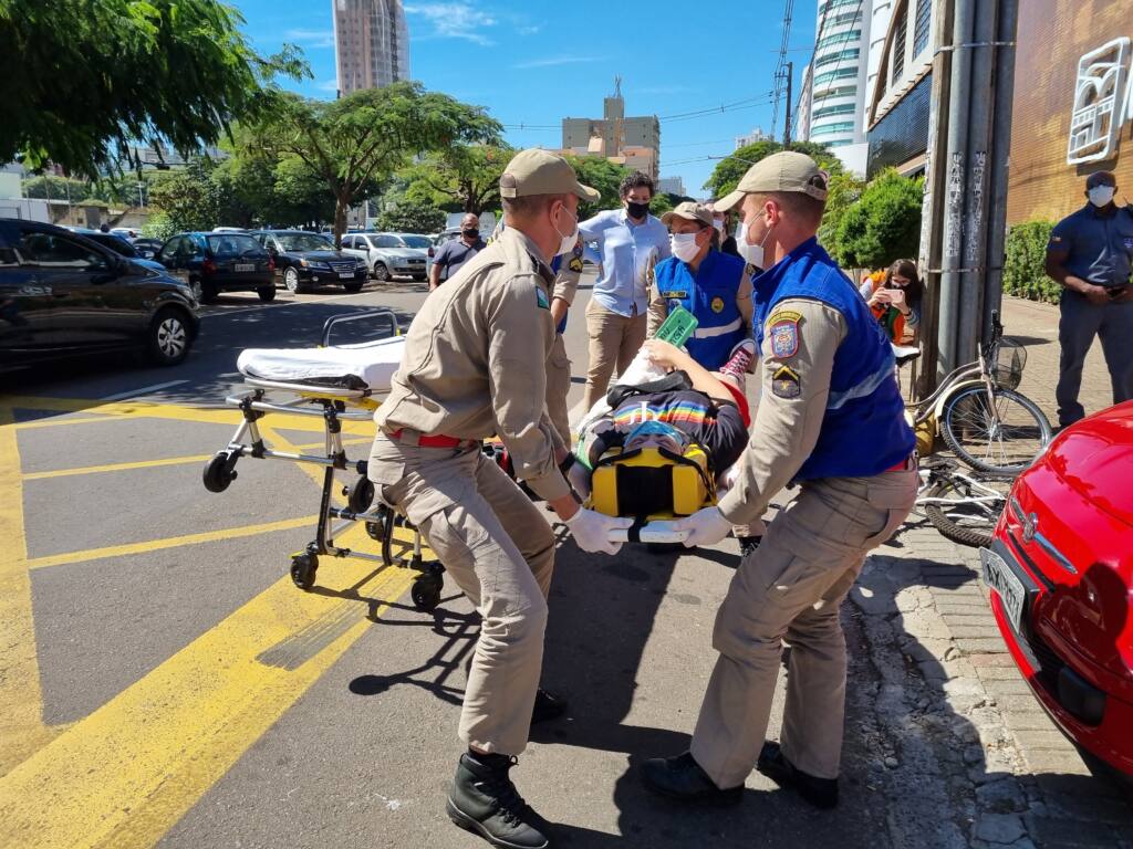 Motorista que saía do Mercadão Municipal atropela ciclista