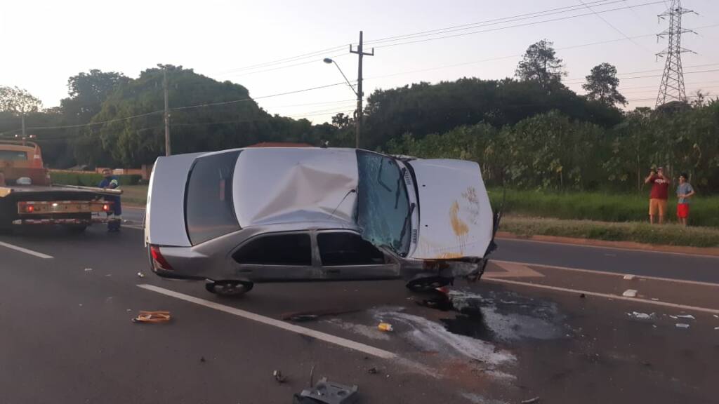 Motorista capota veículo em Maringá e abandona o local