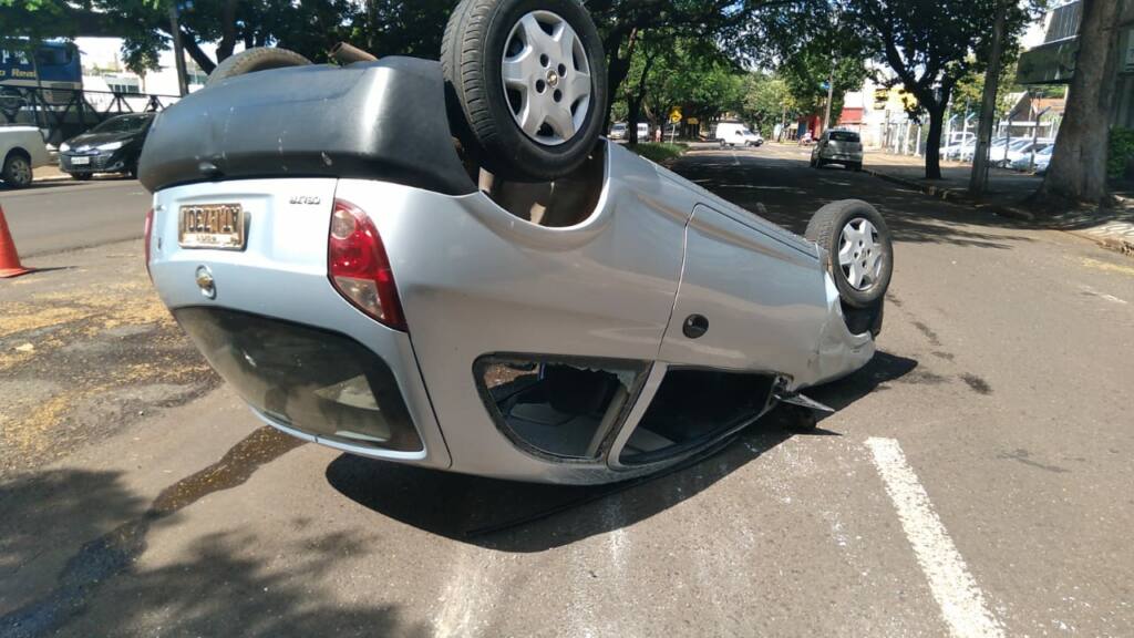 Mulher perde controle de veículo e capota na cidade de Maringá