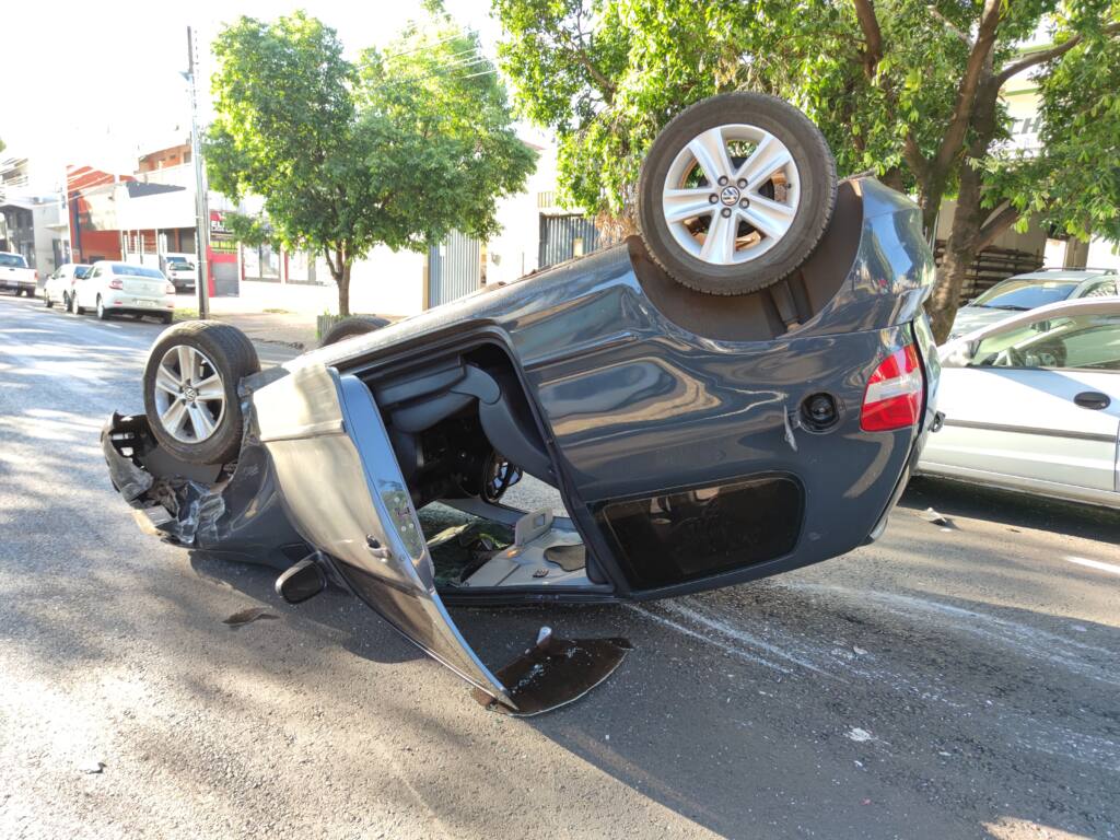 Homem é socorrido após capotar automóvel no Jardim Real em Maringá