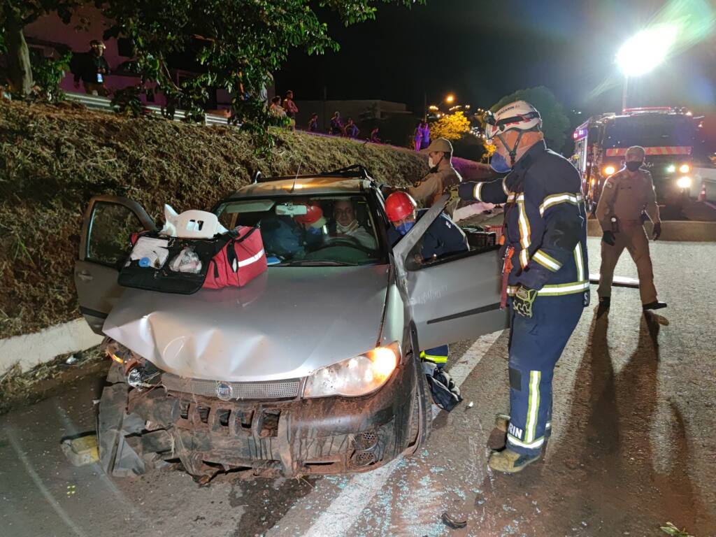 Motorista sofre ferimentos ao capotar veículo no Contorno Norte em Maringá