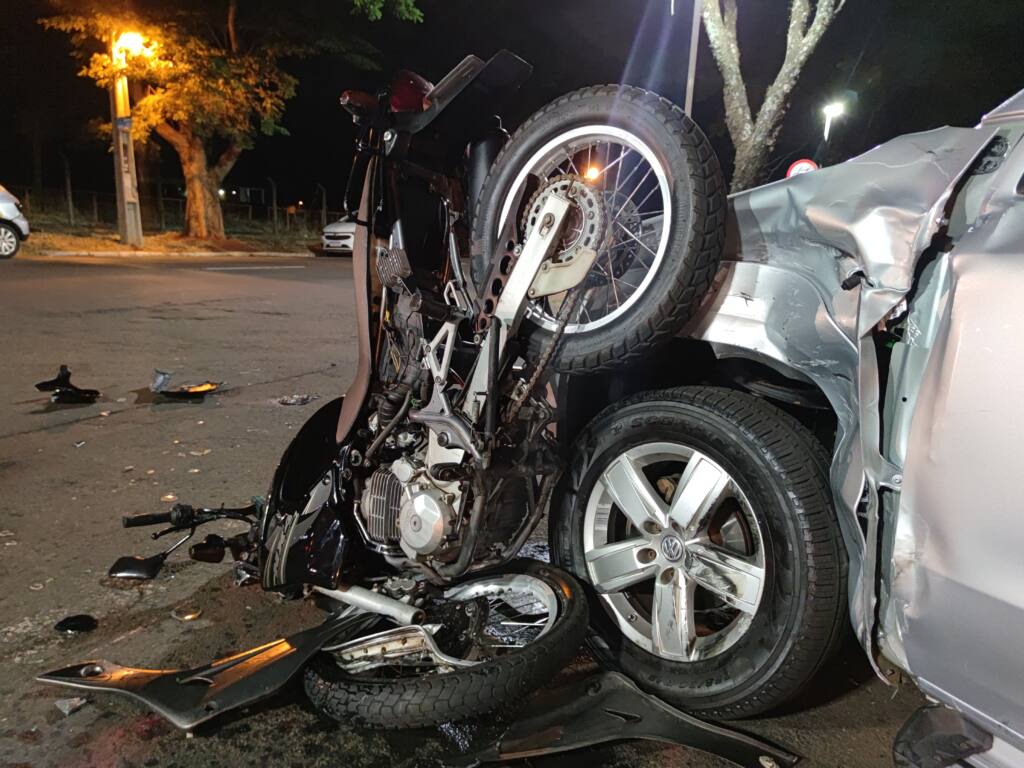 Motociclista quebra a perna após se envolver em acidente com camionete