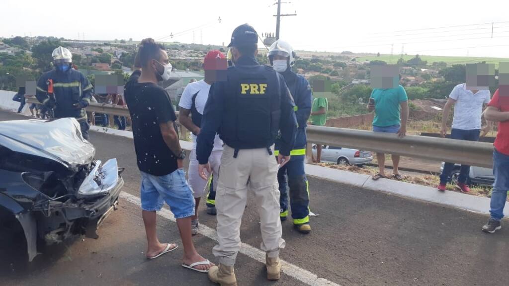 Bêbado que causou acidente e desacatou bombeiros paga fiança e é liberado