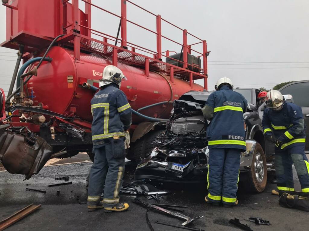 Motorista de camionete escapa da morte ao se envolver em acidente na 376