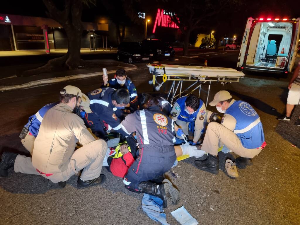 Motoboy fica gravemente ferido após bater em camionete estacionada