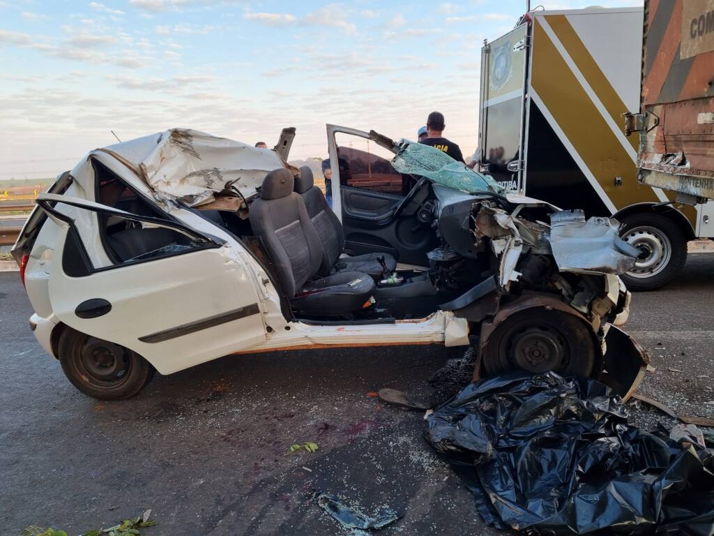 Motorista bate em carreta estacionada e causa acidente com morte em Maringá