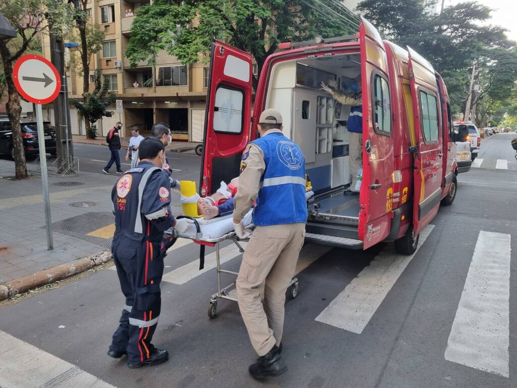 Motociclista sofre acidente grave em cruzamento no centro de Maringá