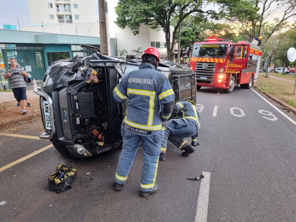 Motorista tomba veículo após se envolver em acidente com outros carros em Maringá