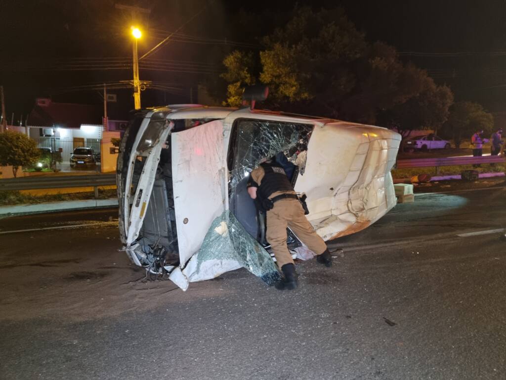 Motorista com suspeita de estar embriagado capota van no Contorno Norte