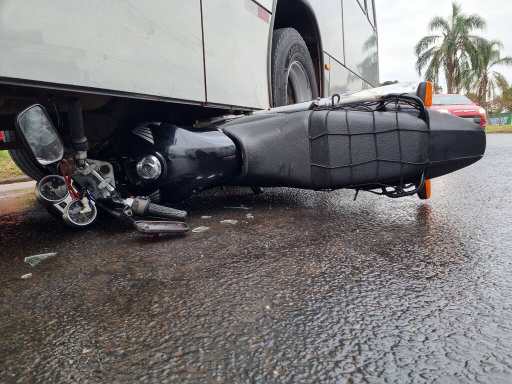 Motociclista escorrega no asfalto e cai debaixo de ônibus