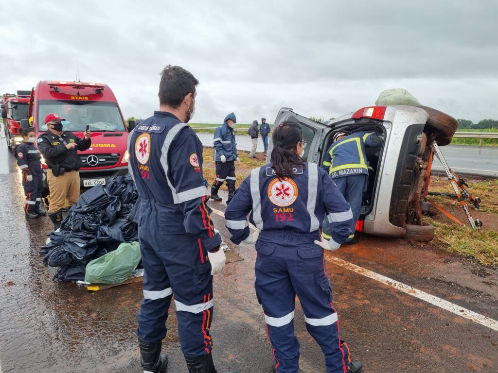 Motorista que seguia para Maringá capota veículo na rodovia 323 em Paiçandu