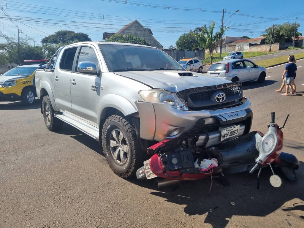 Mulher sofre séria lesão em pé após ser atingida por camionete em Maringá