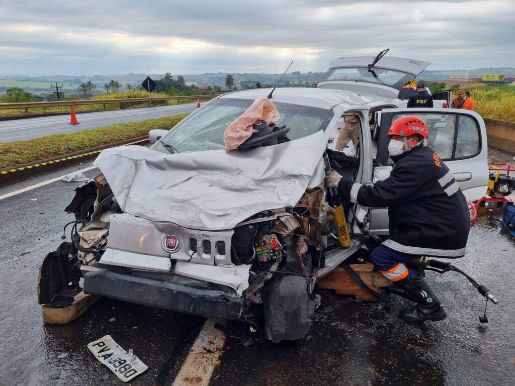 Motorista invade pista contrária e bate de frente com camionete na 376 de Marialva