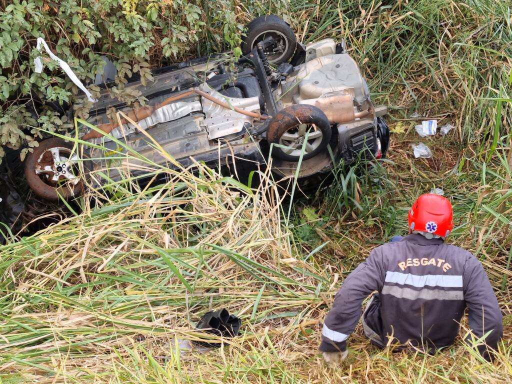 Carro capota na rodovia de Marialva deixando vítimas machucadas