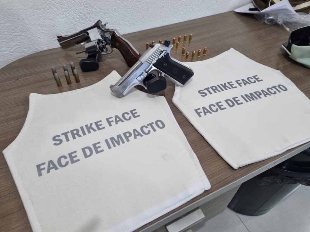 Armas e placas de coletes balísticos são apreendidos na zona norte de Maringá