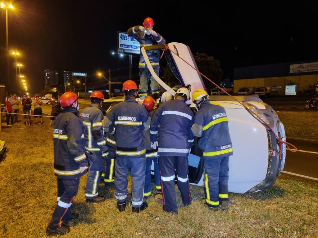 Mulher é resgatada após veículo tombar na Avenida Colombo em Maringá