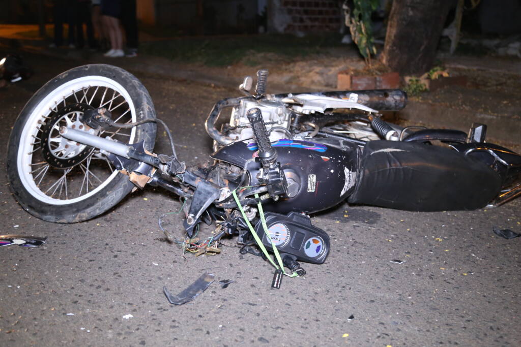 Motociclista morre ao bater na traseira de caminhão estacionado