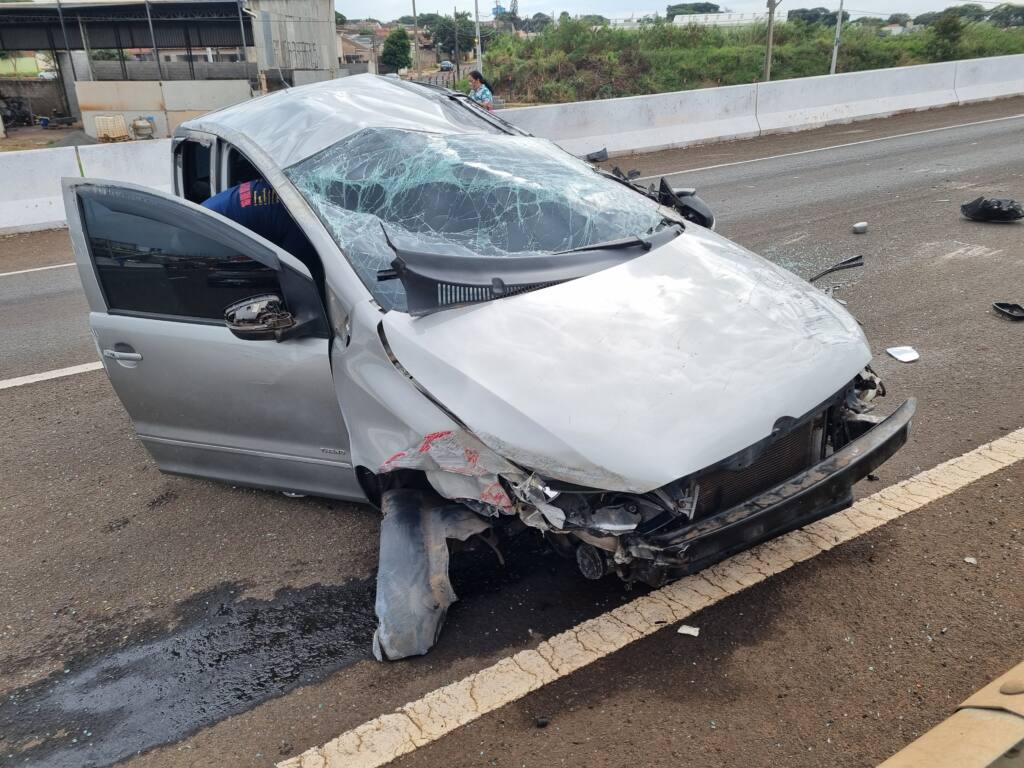 Mulher é socorrida após capotar veículo no Contorno Norte de Maringá