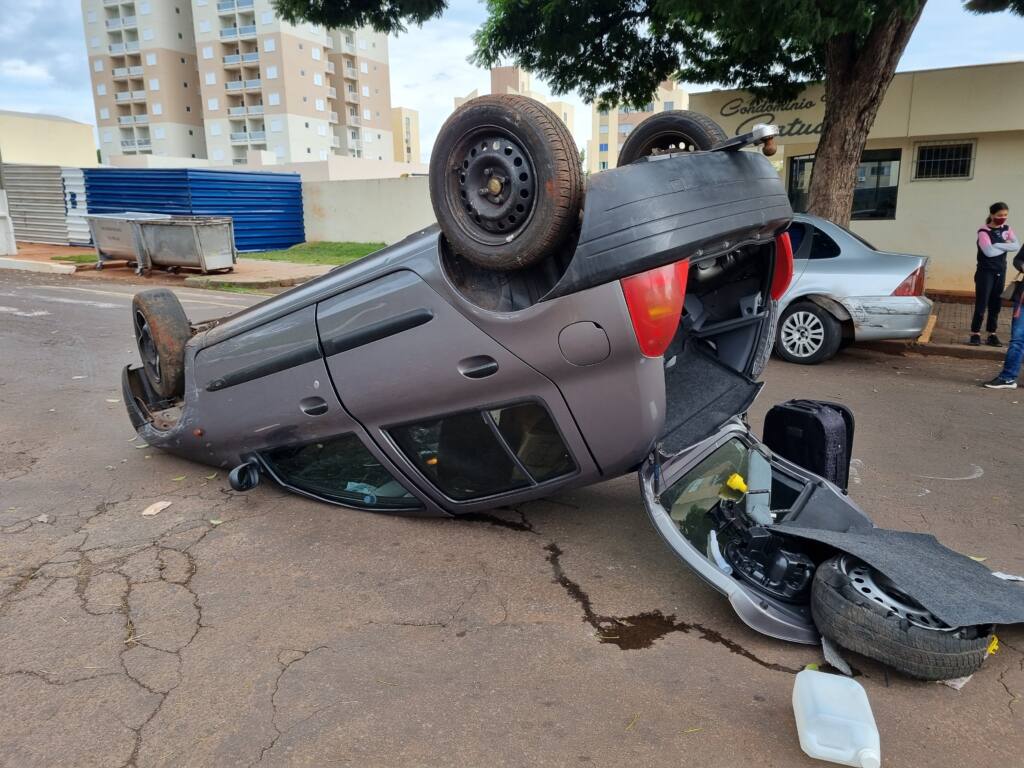 Mulher é socorrida após bater em veículos e capotar na Avenida Guedner