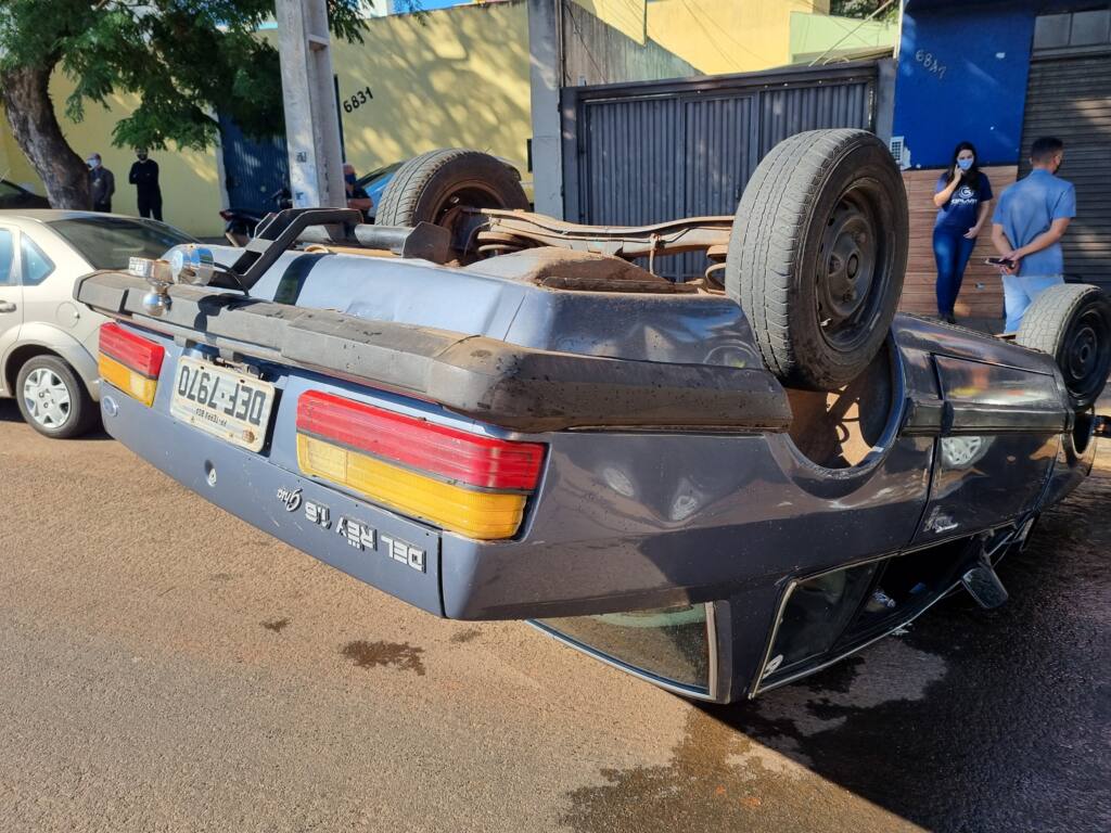 Veículo capota após atingir outro automóvel na Avenida Colombo em Maringá