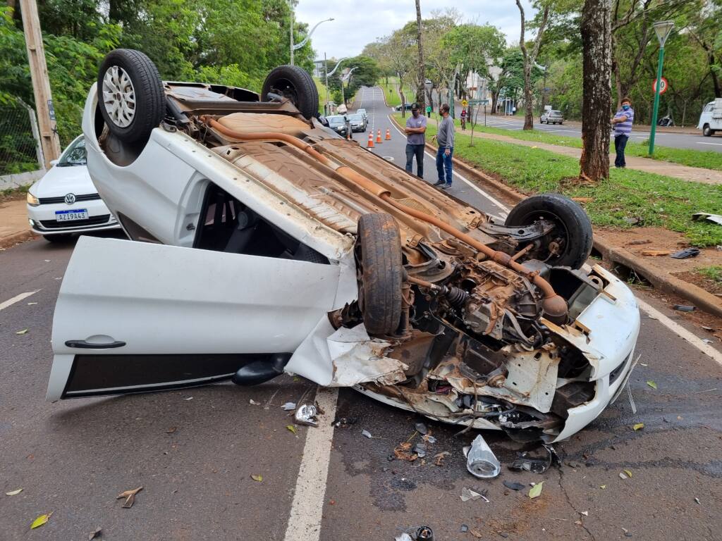 Mulher se fere ao capotar veículo na Avenida Alziro Zarur em Maringá