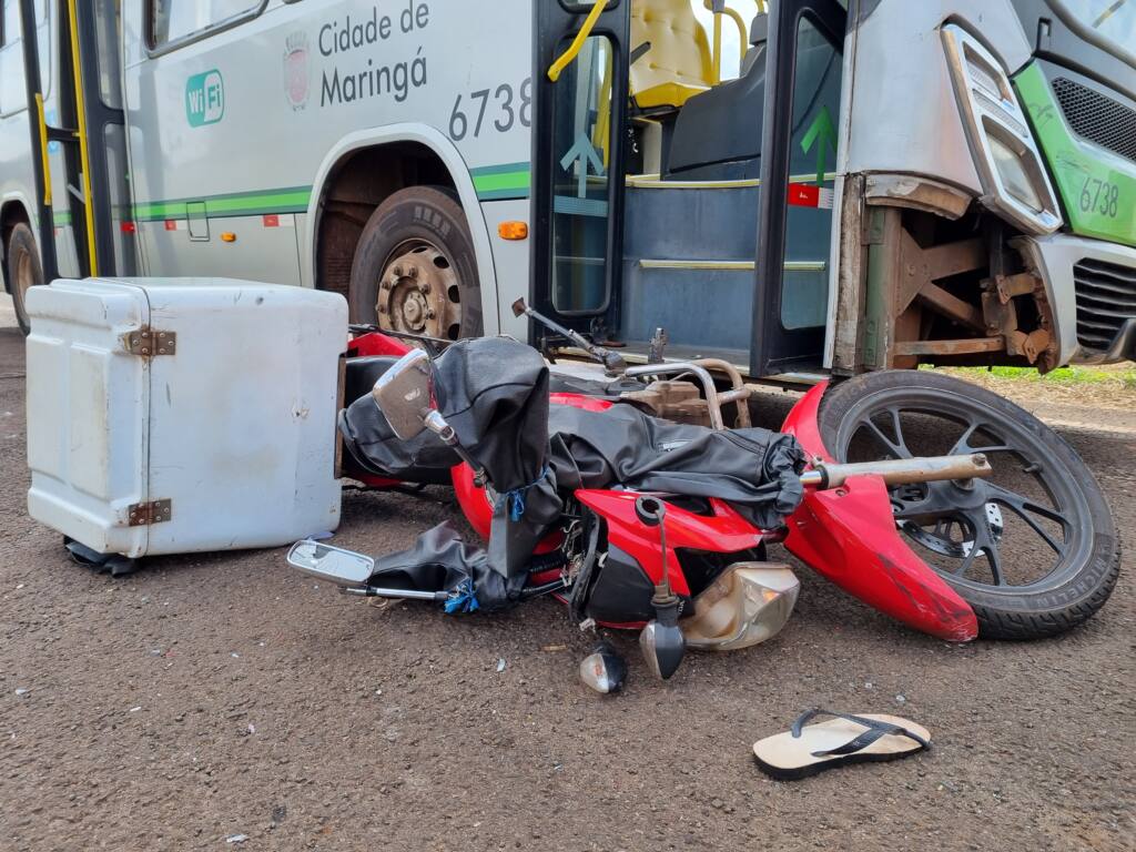 Acidente com ônibus da TCCC e moto deixa homem gravemente ferido