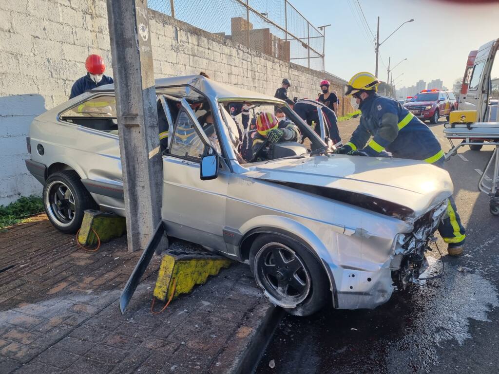 Carro suspeito de apostar racha bate violentamente contra poste na Horácio Raccanello