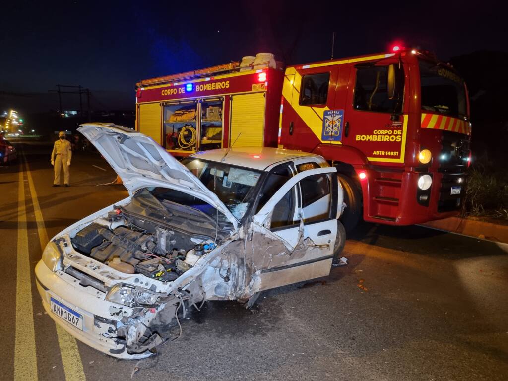 Carro invade pista contrária e causa acidente gravíssimo no Contorno Sul