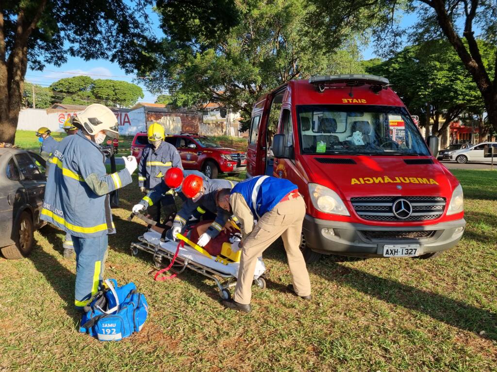 Motorista de 66 anos fica ferido ao bater carro contra árvore