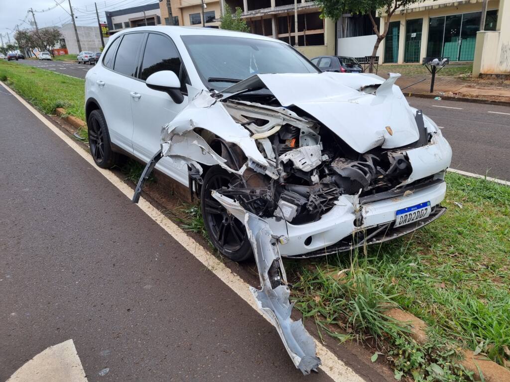 Porsche fica destruída ao bater em caminhão estacionado