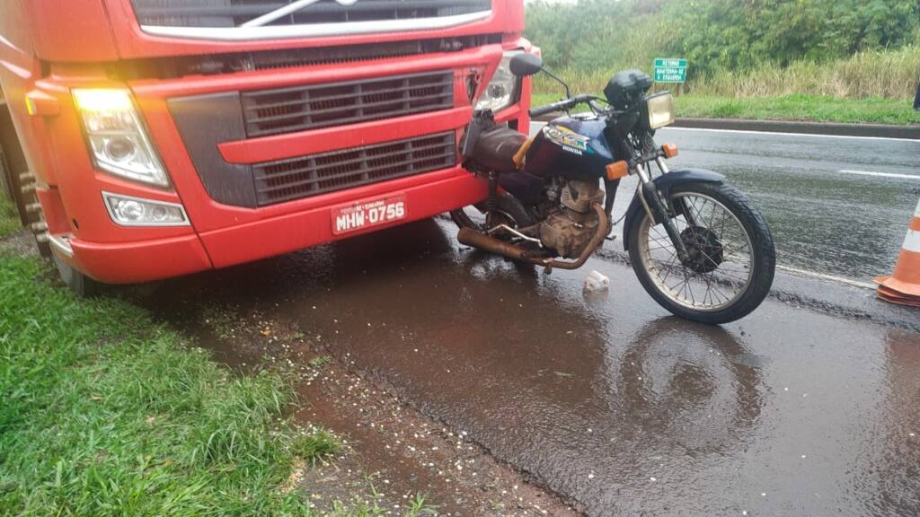 Carreta bate na traseira de moto matando mulher na hora na rodovia de Marialva